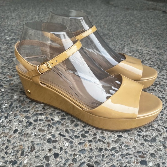 Tory Birch Abena Wedge Platform Sandals 8.5M Nude Patent Leather Gold Hardware - Picture 1 of 16